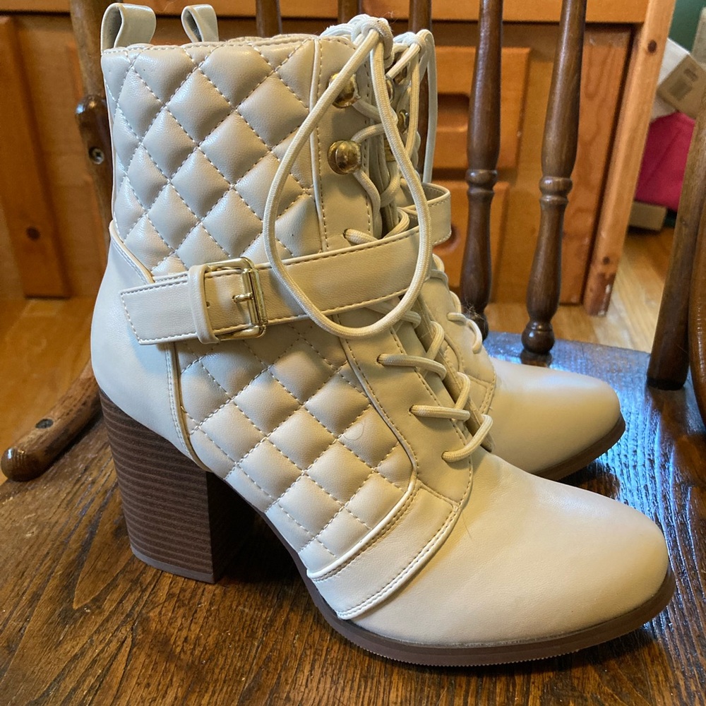 XOXO faux leather quilted heel ankle zipper boot size 8 women EUC off white